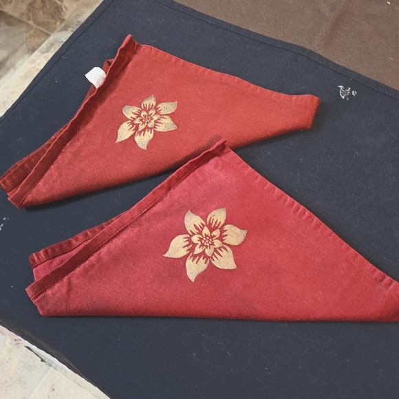 Cloth Napkins w/Poinsettia - Picture 1 of 6